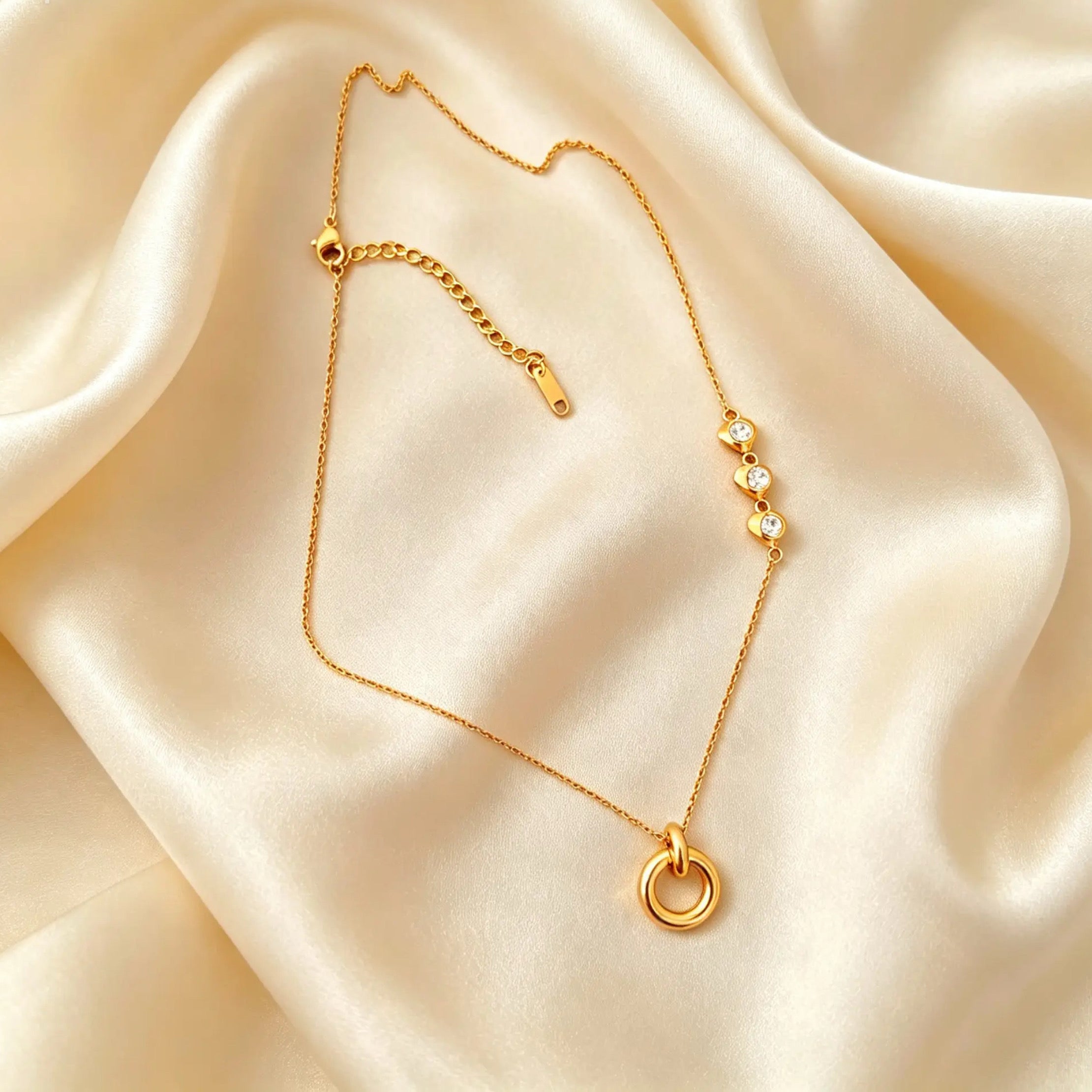 Collier avec Pendentif Rond en Cristal Plaqué Or 18 carats par PVD