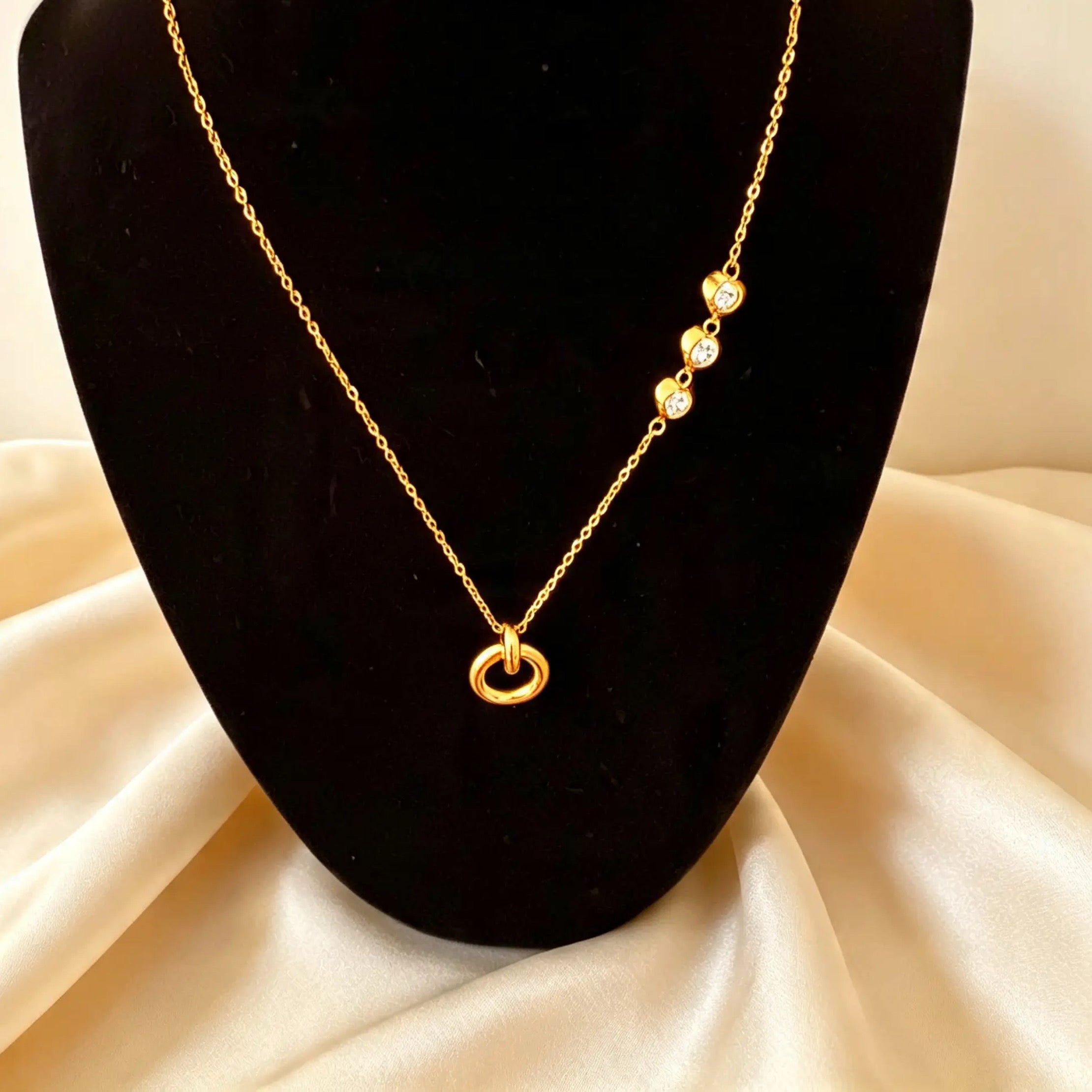 Collier avec Pendentif Rond en Cristal Plaqué Or 18 carats par PVD
