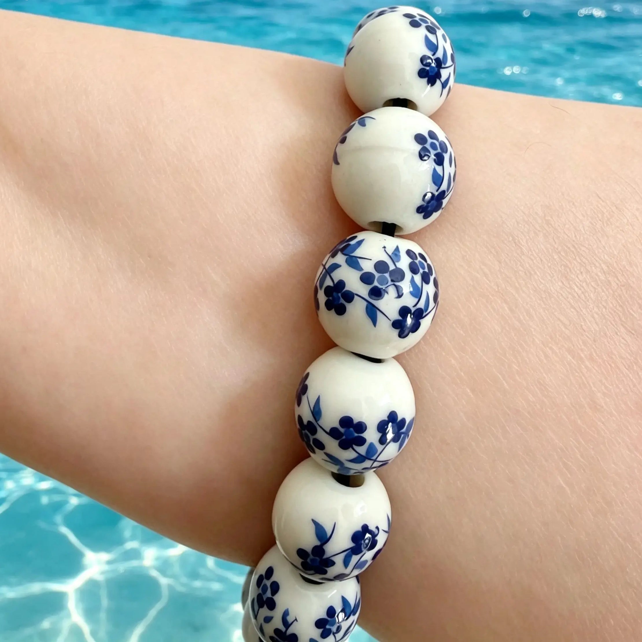 Bracelet extensible en perles de céramique vintage bleues et blanches