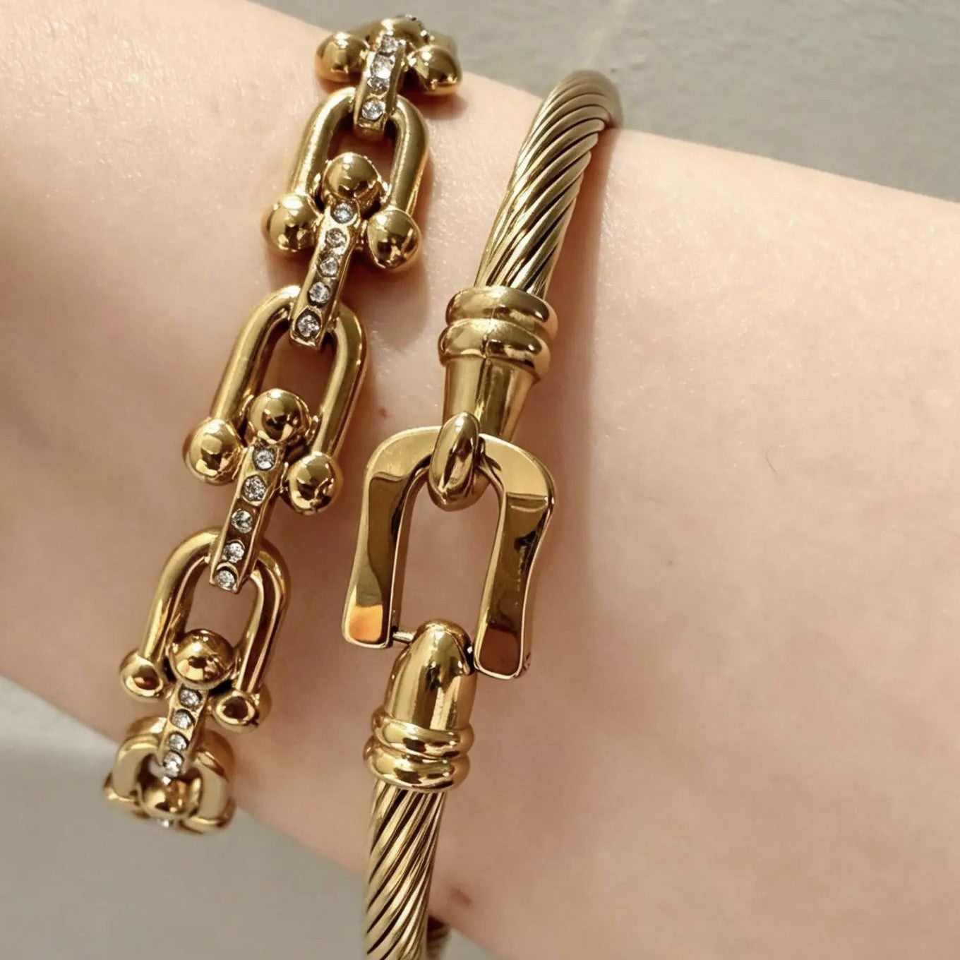 Bracelet jonc en acier inoxydable PVD or 18 carats et pierres