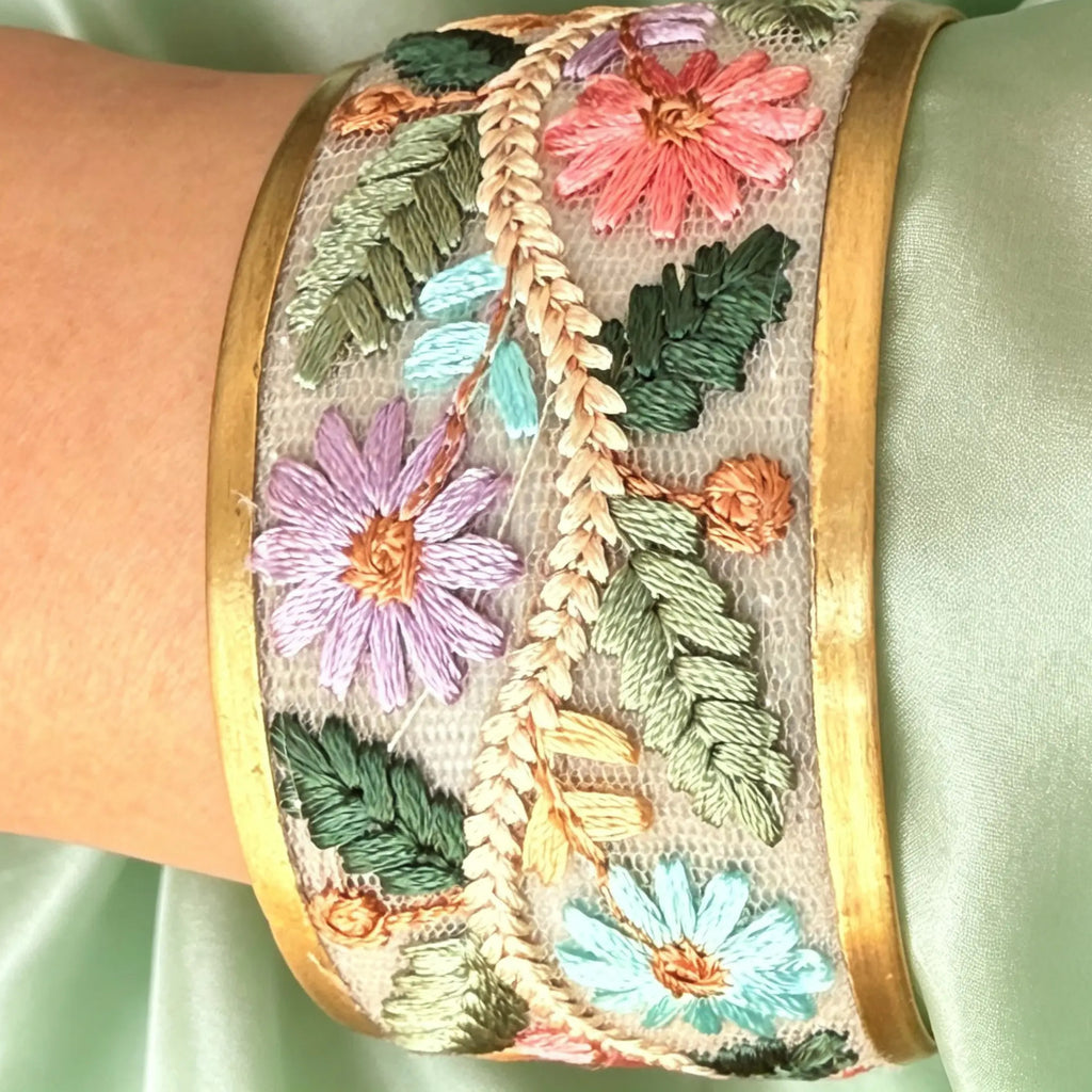 Bracelet manchette brodé de vignes fleuries