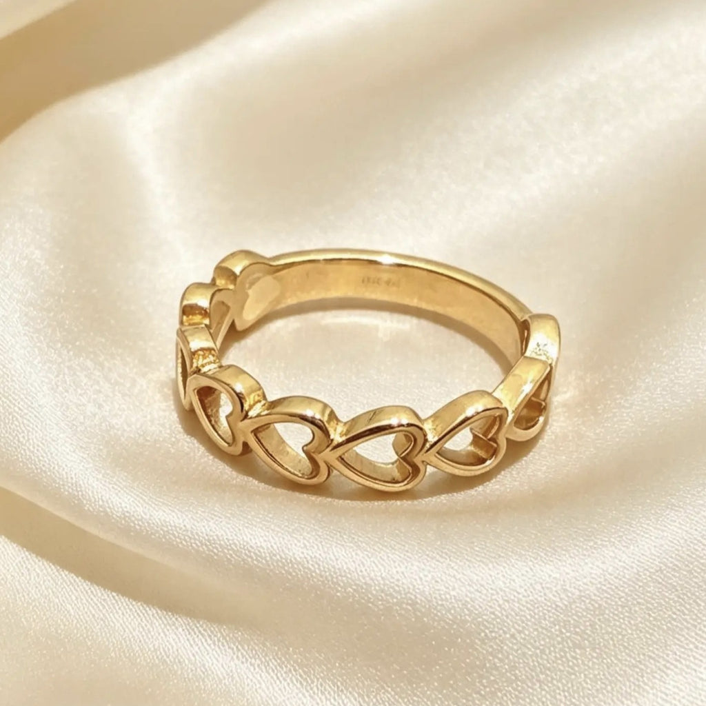 Bague empilable en or 18 carats avec cœur PVD latéral