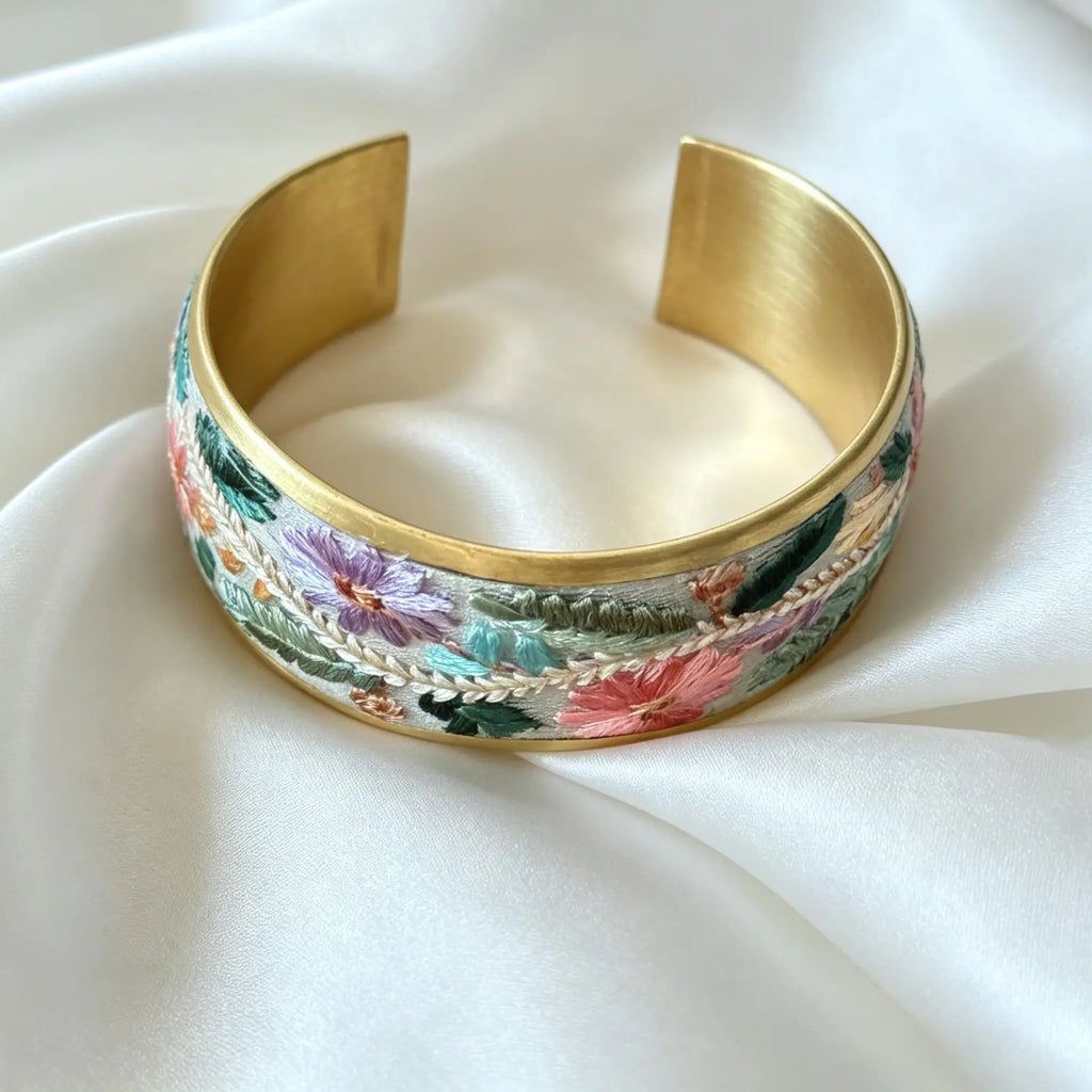 Bracelet manchette brodé de vignes fleuries