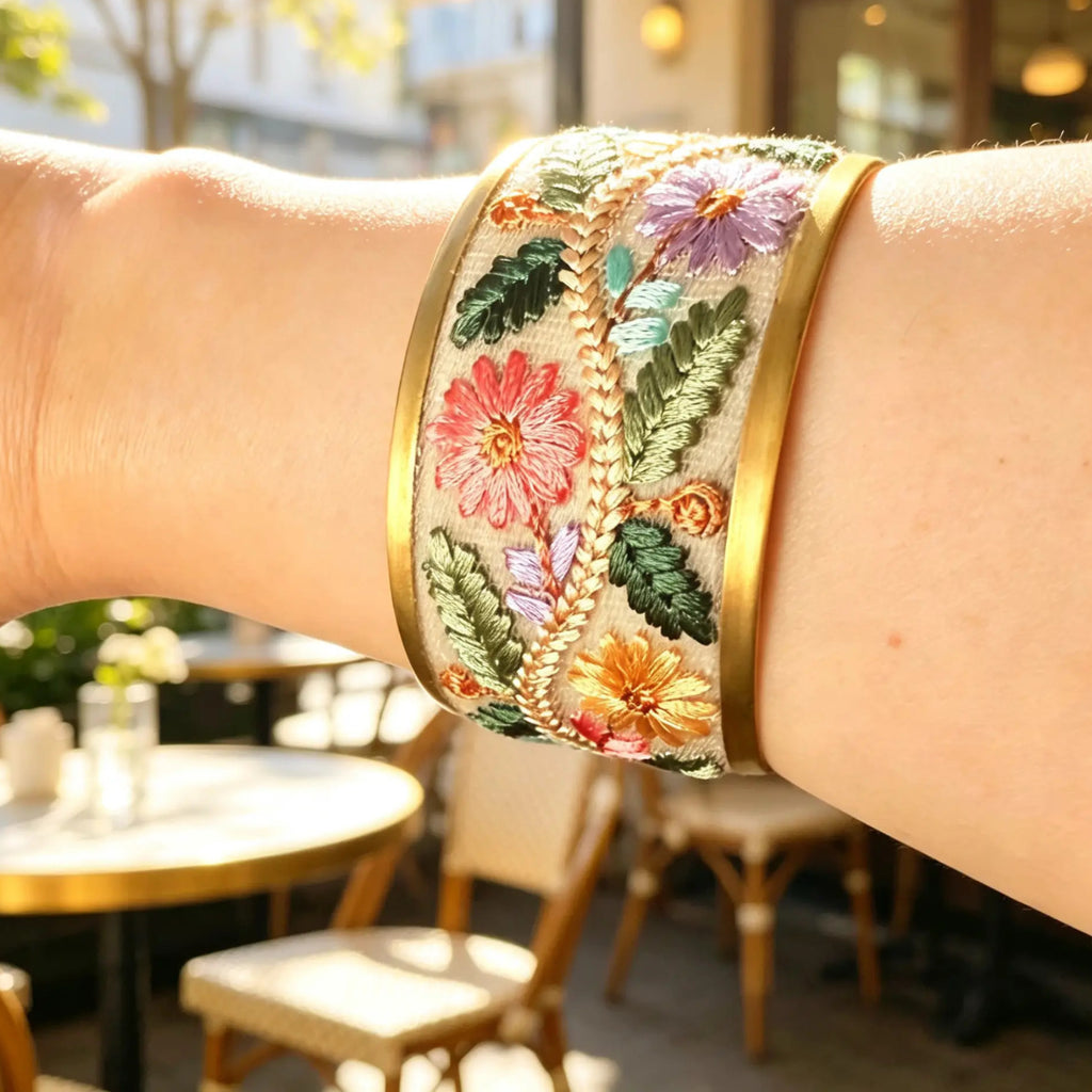 Bracelet manchette brodé de vignes fleuries