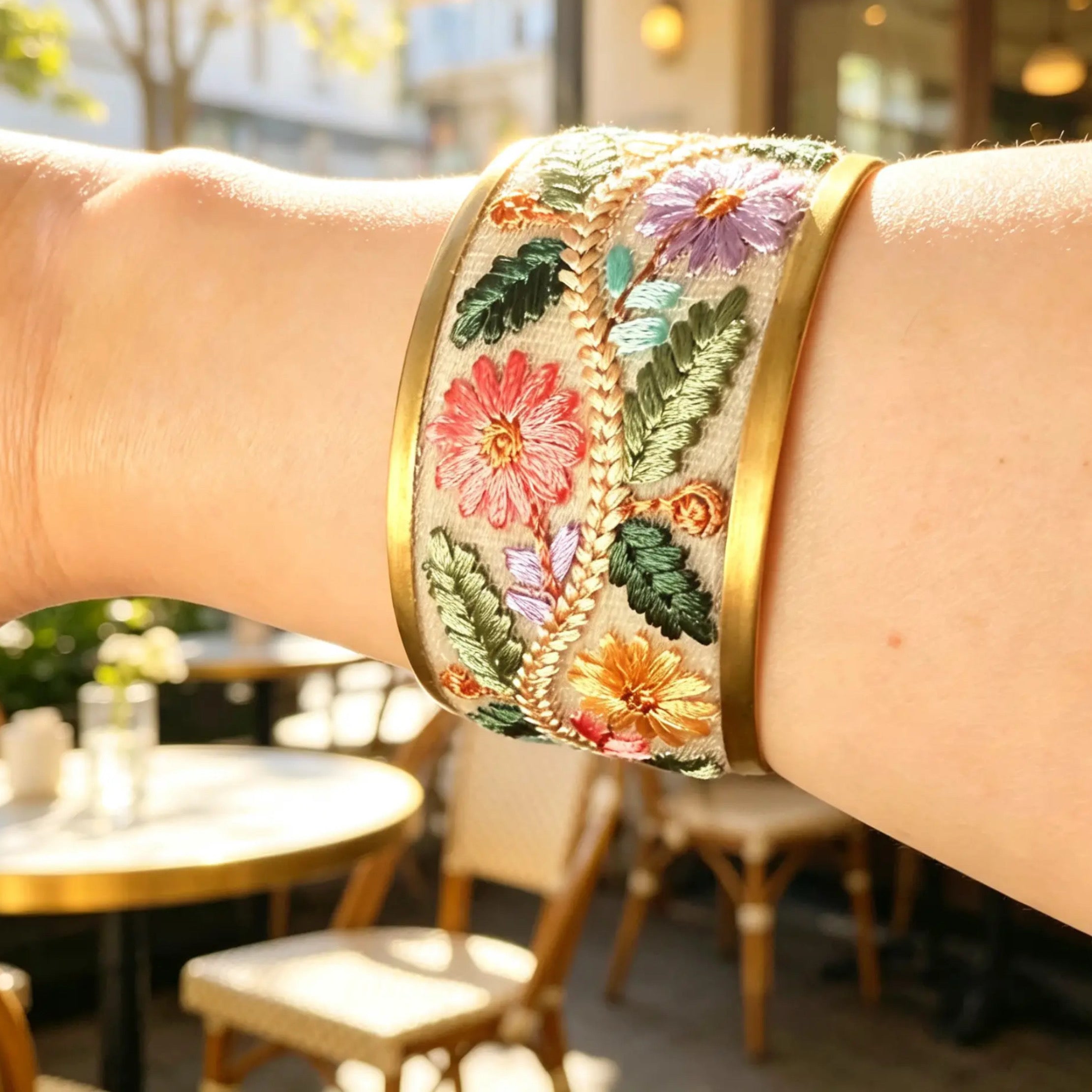 Bracelet manchette brodé de vignes fleuries