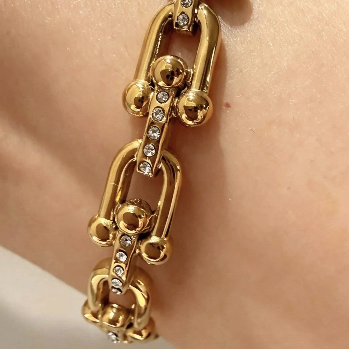 Bracelet jonc en acier inoxydable PVD or 18 carats et pierres