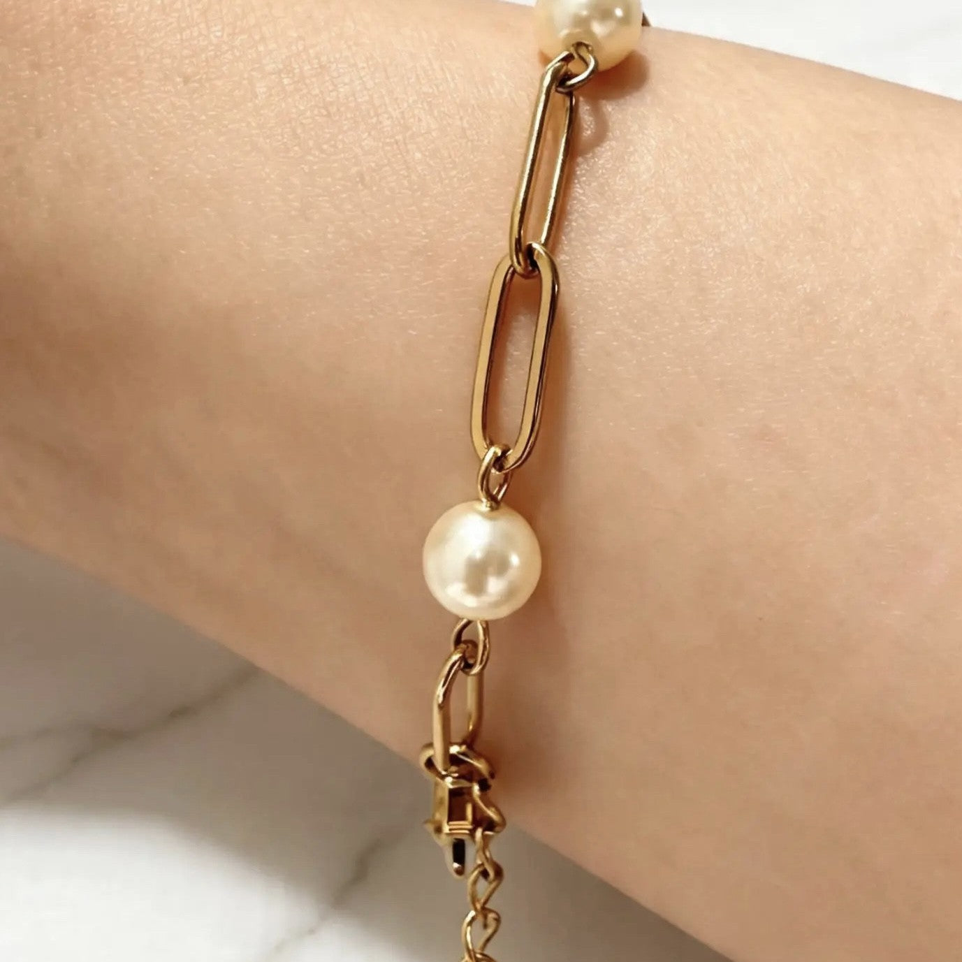 Bracelet chaîne trombone en perles PVD or 18 carats