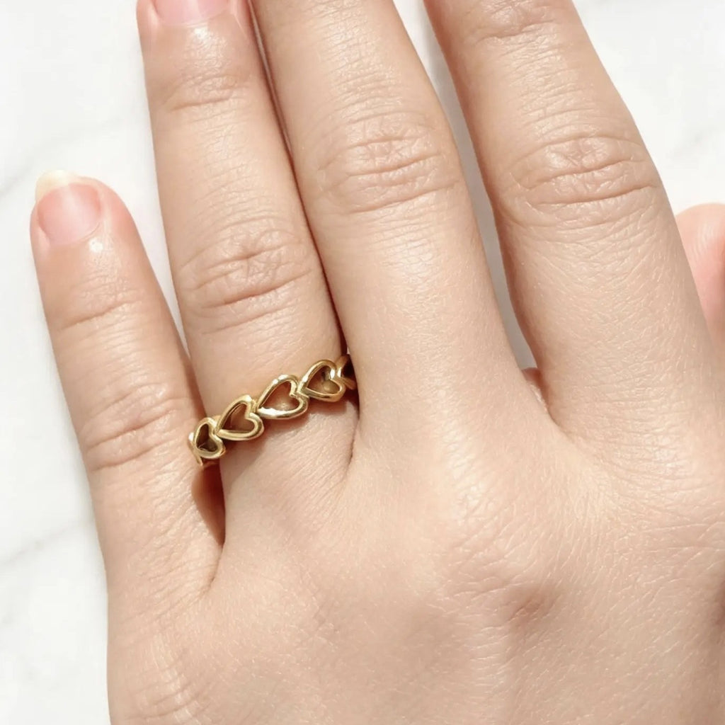 Bague empilable en or 18 carats avec cœur PVD latéral