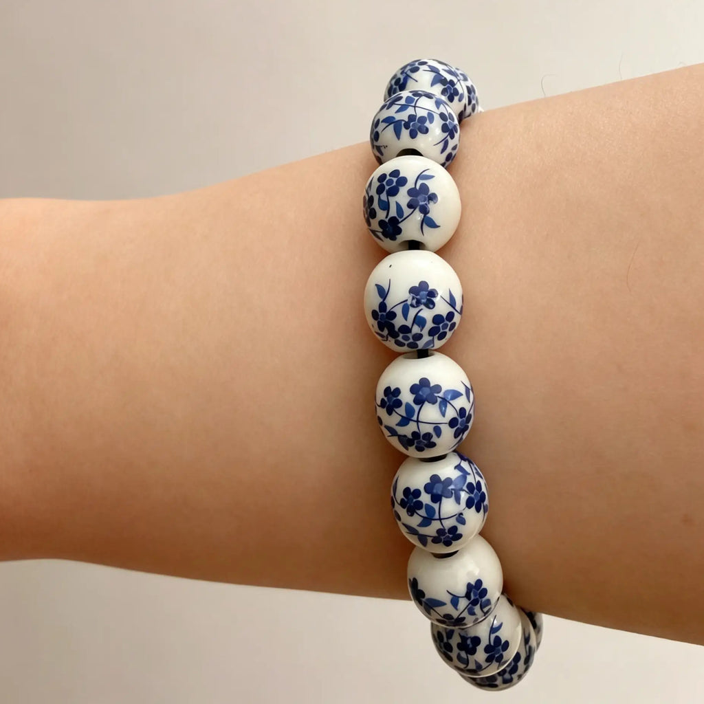 Bracelet extensible en perles de céramique vintage bleues et blanches