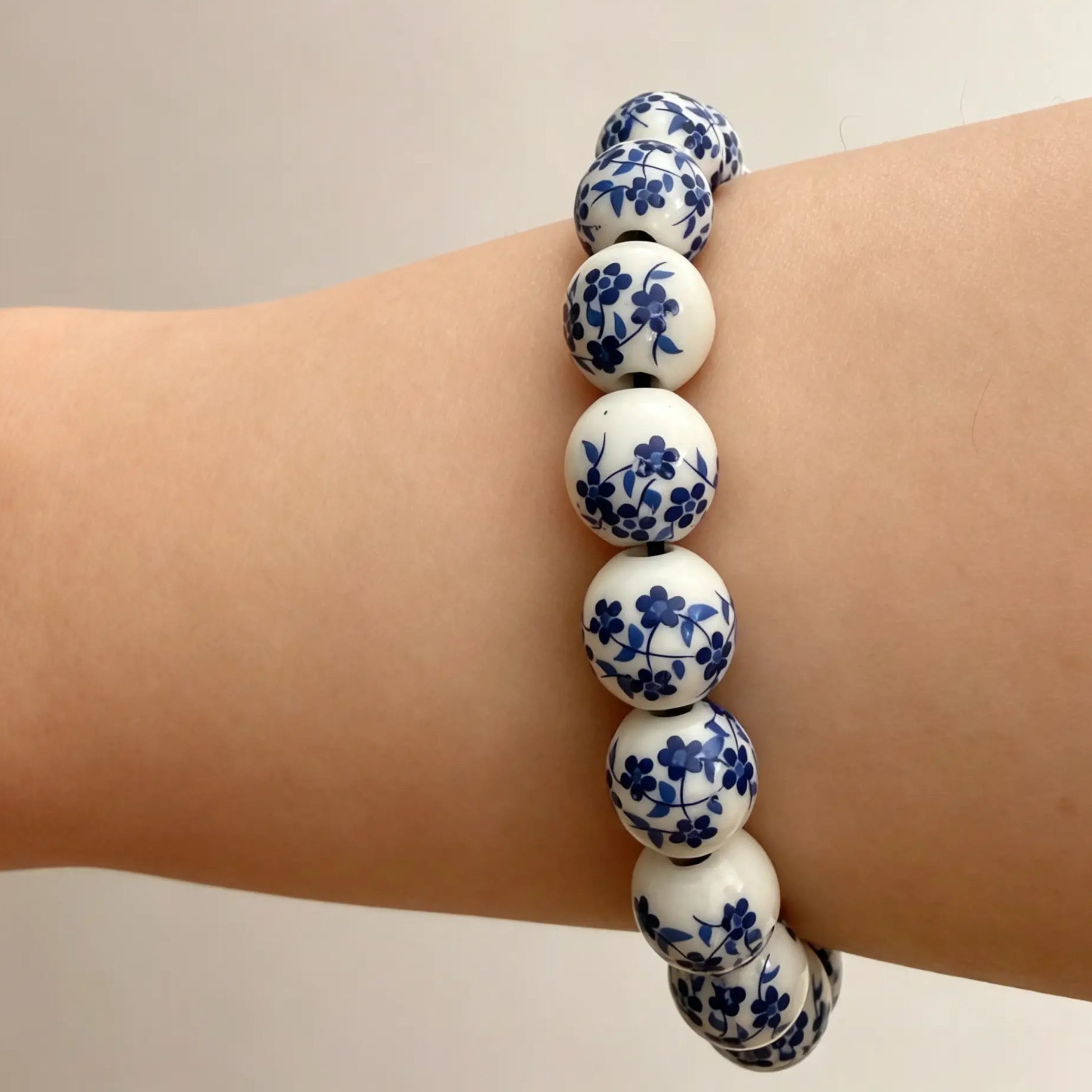 Bracelet extensible en perles de céramique vintage bleues et blanches